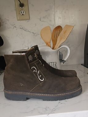 GEIER WALLY Brown Suede Chukka Boots with Embroidered Accent